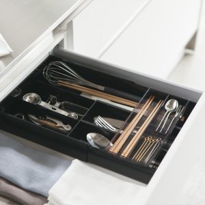 Extendable cutlery tray