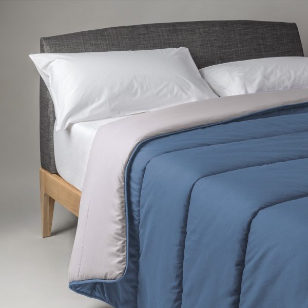 Comforter in extra soft colored microfiber fabric with Neotherm® Eco® conjugated siliconized hollow fiber filling